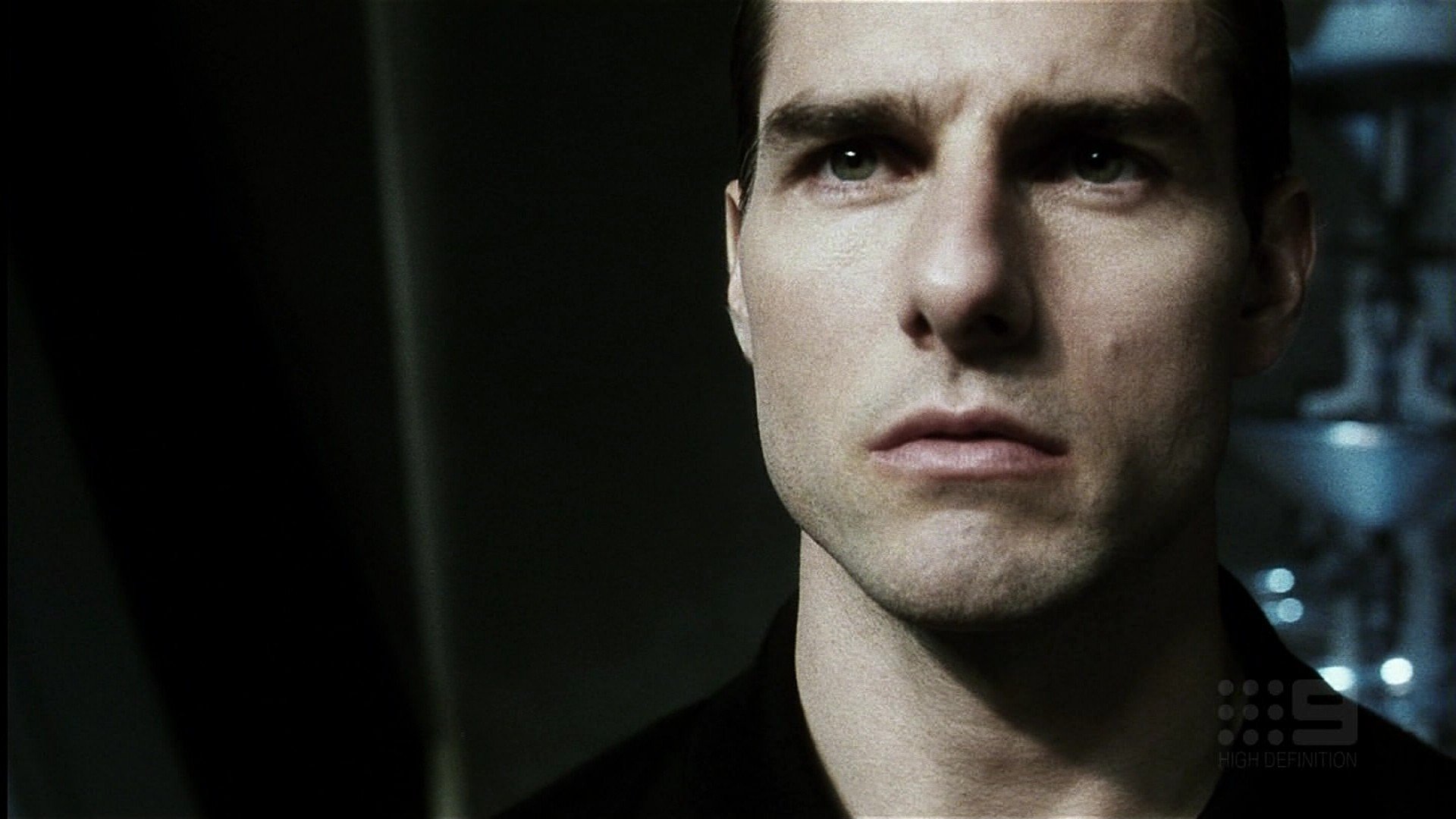 HD desktop wallpaper featuring a serious-looking man from the movie Minority Report, with a dark, moody backdrop.