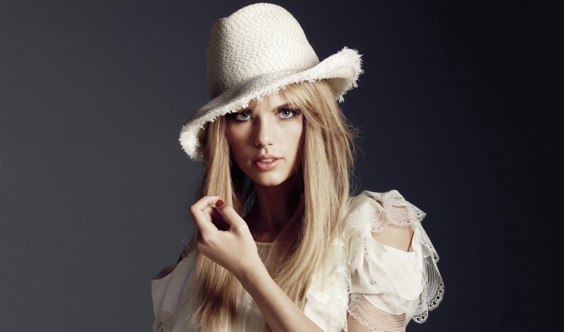 HD desktop wallpaper of blonde American singer Taylor Swift wearing a white hat, showcasing her blue eyes and soft, elegant style.