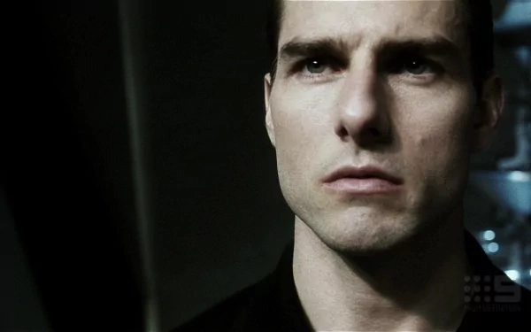 HD desktop wallpaper featuring a serious-looking man from the movie Minority Report, with a dark, moody backdrop.