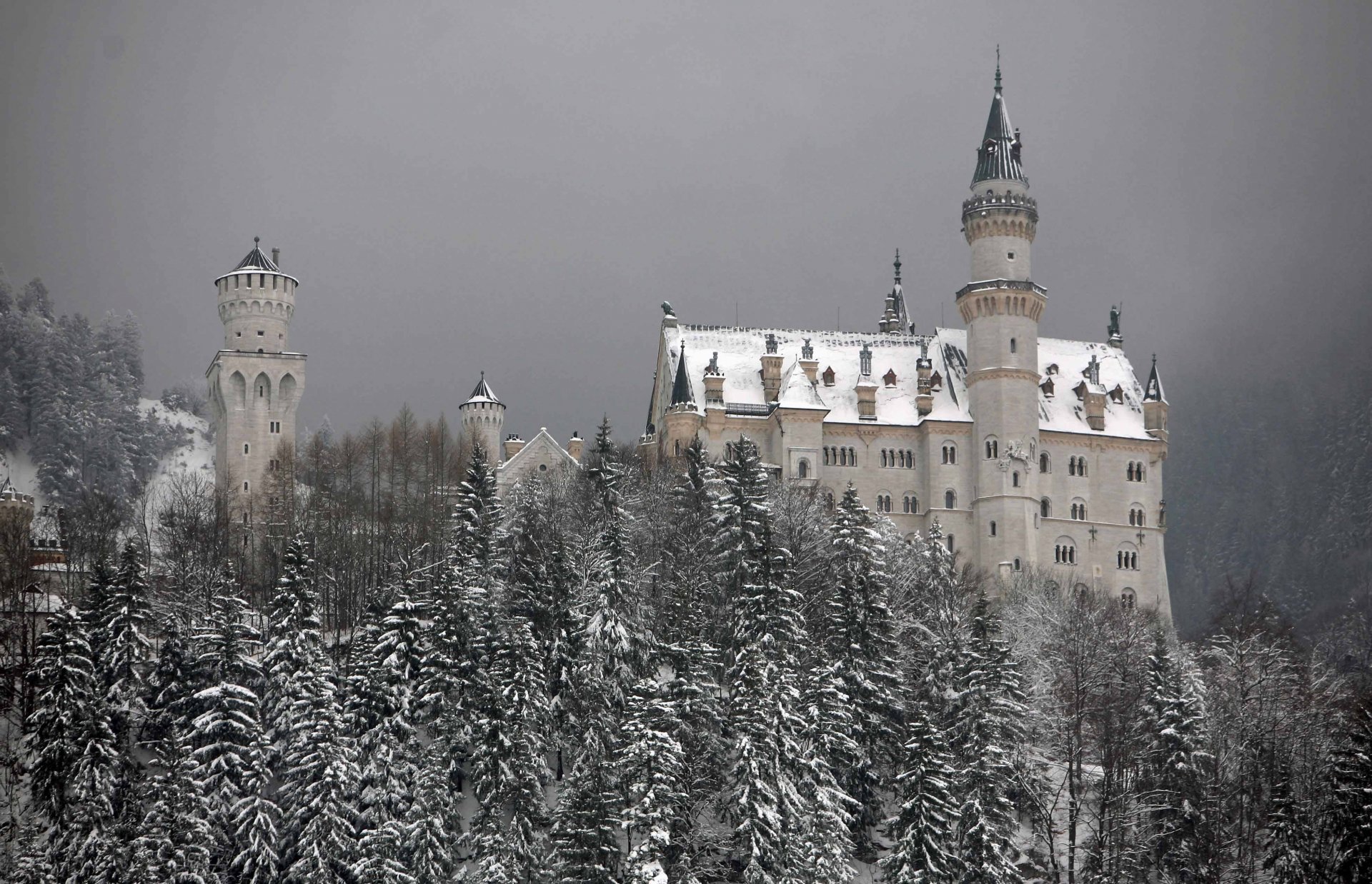 Neuschwanstein Castle: A Stunning 4K Ultra HD Winter Wonderland