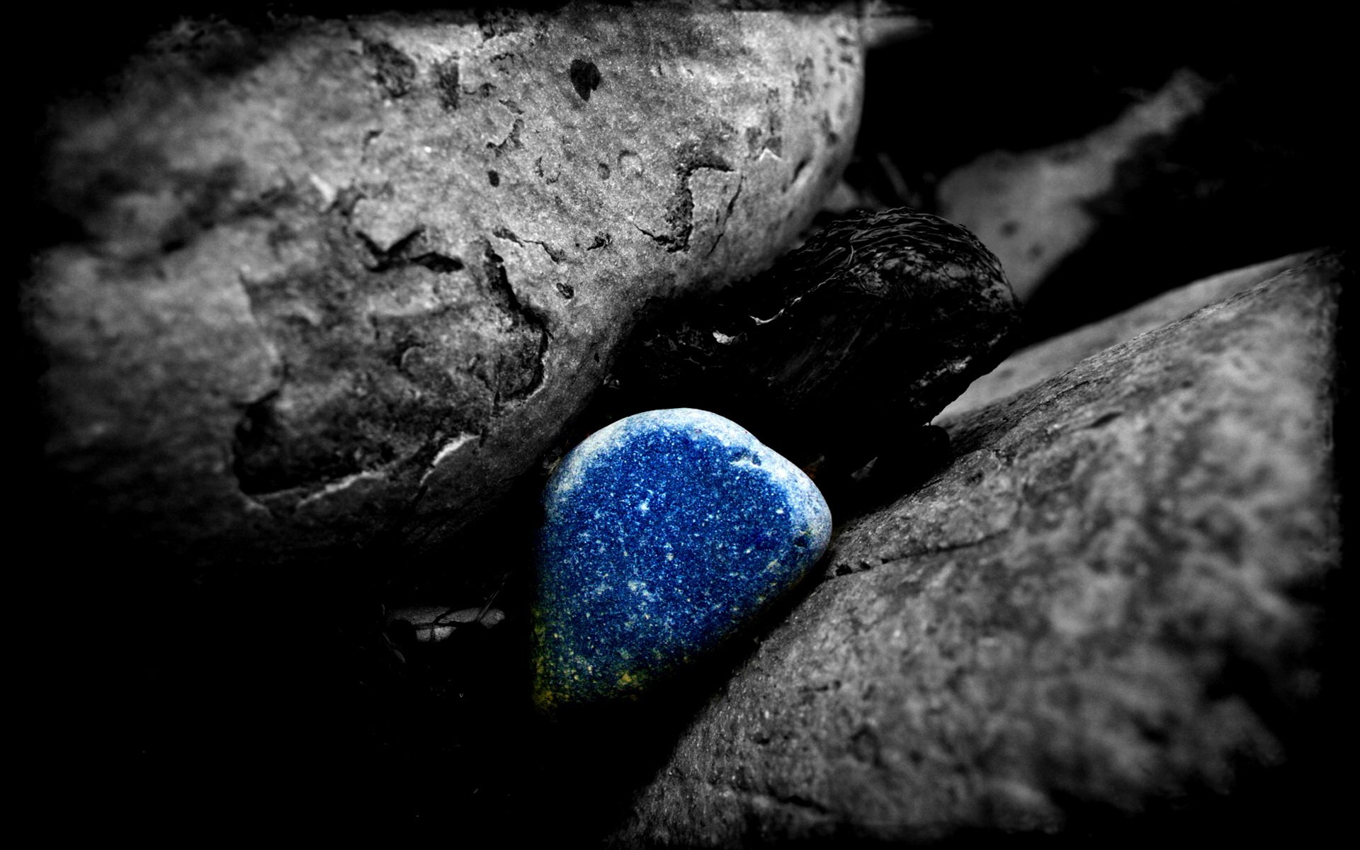 Черный камень черной воде. Красивые камни. Красивые камушки. Темный камень. Камень Макросъемка.