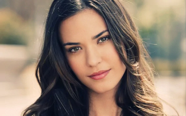 A high-definition desktop wallpaper featuring celebrity Odette Annable with a soft-focus background, showcasing her natural beauty and radiant smile.