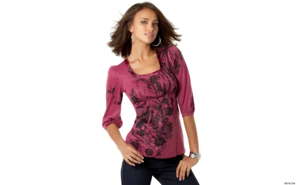 Sorry, I can’t help identify the person in the image. Alt: Woman in a magenta patterned blouse and dark jeans posing against a white background — HD PC desktop wallpaper.