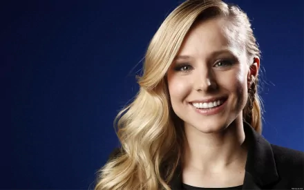 HD PC desktop wallpaper featuring a close-up portrait of celebrity Kristen Bell smiling against a dark blue background.