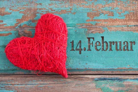 4K Ultra HD desktop wallpaper featuring a red string heart on a rustic blue wooden background with 14. Februar text for Valentine's Day holiday.