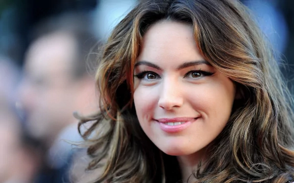 HD PC desktop wallpaper featuring a close-up portrait of celebrity Kelly Brook smiling with soft lighting and a blurred background.