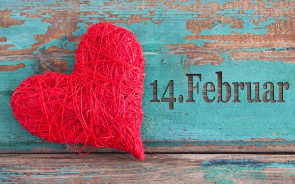 4K Ultra HD desktop wallpaper featuring a red string heart on a rustic blue wooden background with 14. Februar text for Valentine's Day holiday.