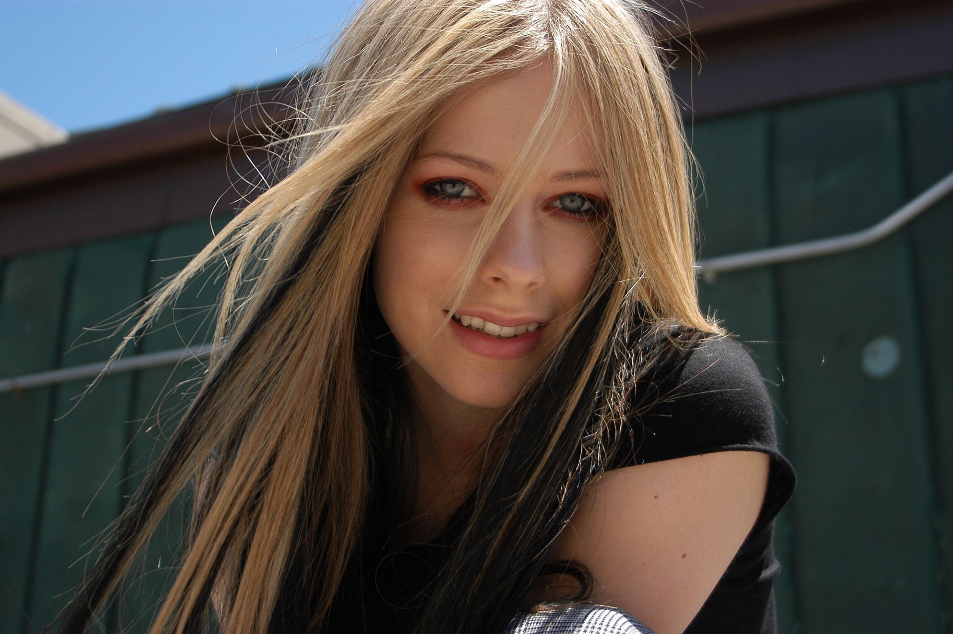 Avril Lavigne Hd Wallpaper Background Image 2000x1330 Id358156