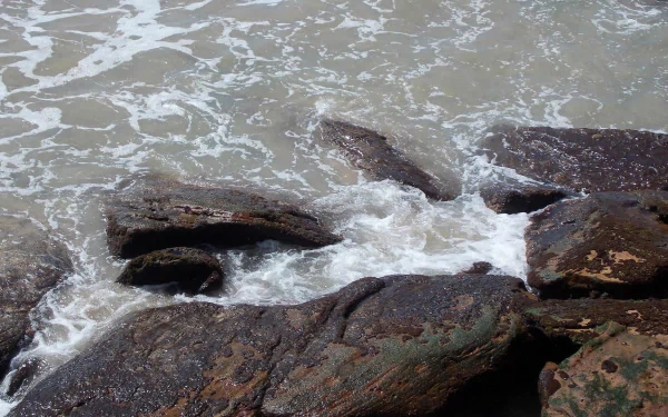 Close-up HD seascape of waves crashing against rocky coast at Cronulla beach, Sydney, Australia, showcasing the natural beauty of the ocean and shoreline.