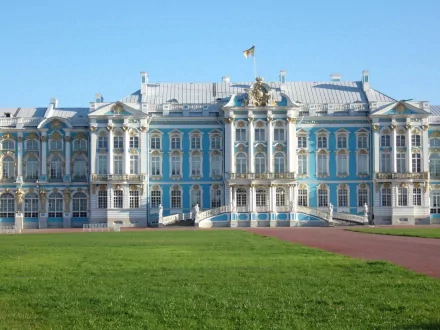 HD desktop wallpaper showcasing the ornate man-made architecture of Catherine Palace against a clear blue sky and green lawn.