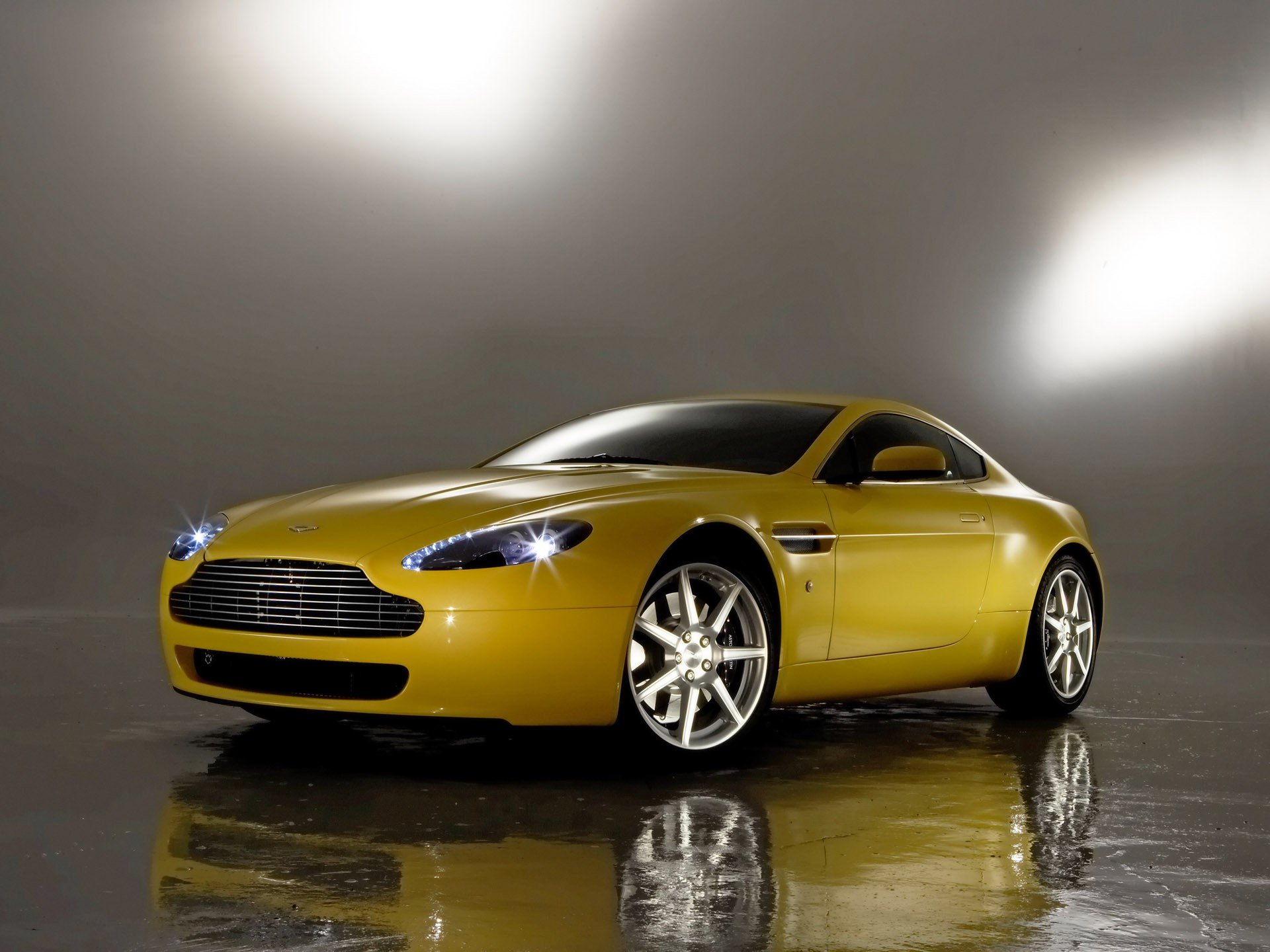 Download Vehicle Aston Martin V8 Vantage HD Wallpaper
