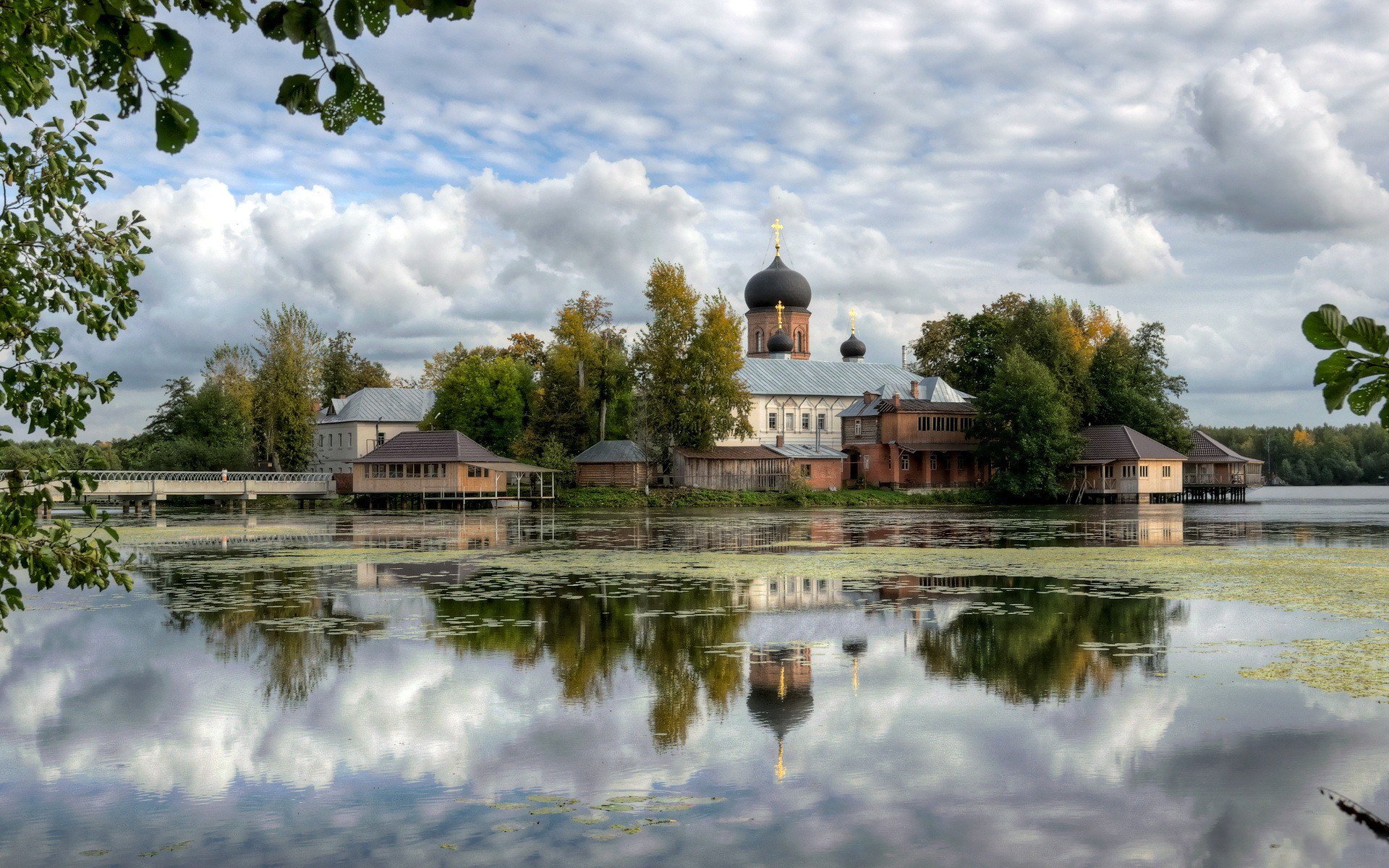 церковь на берегу