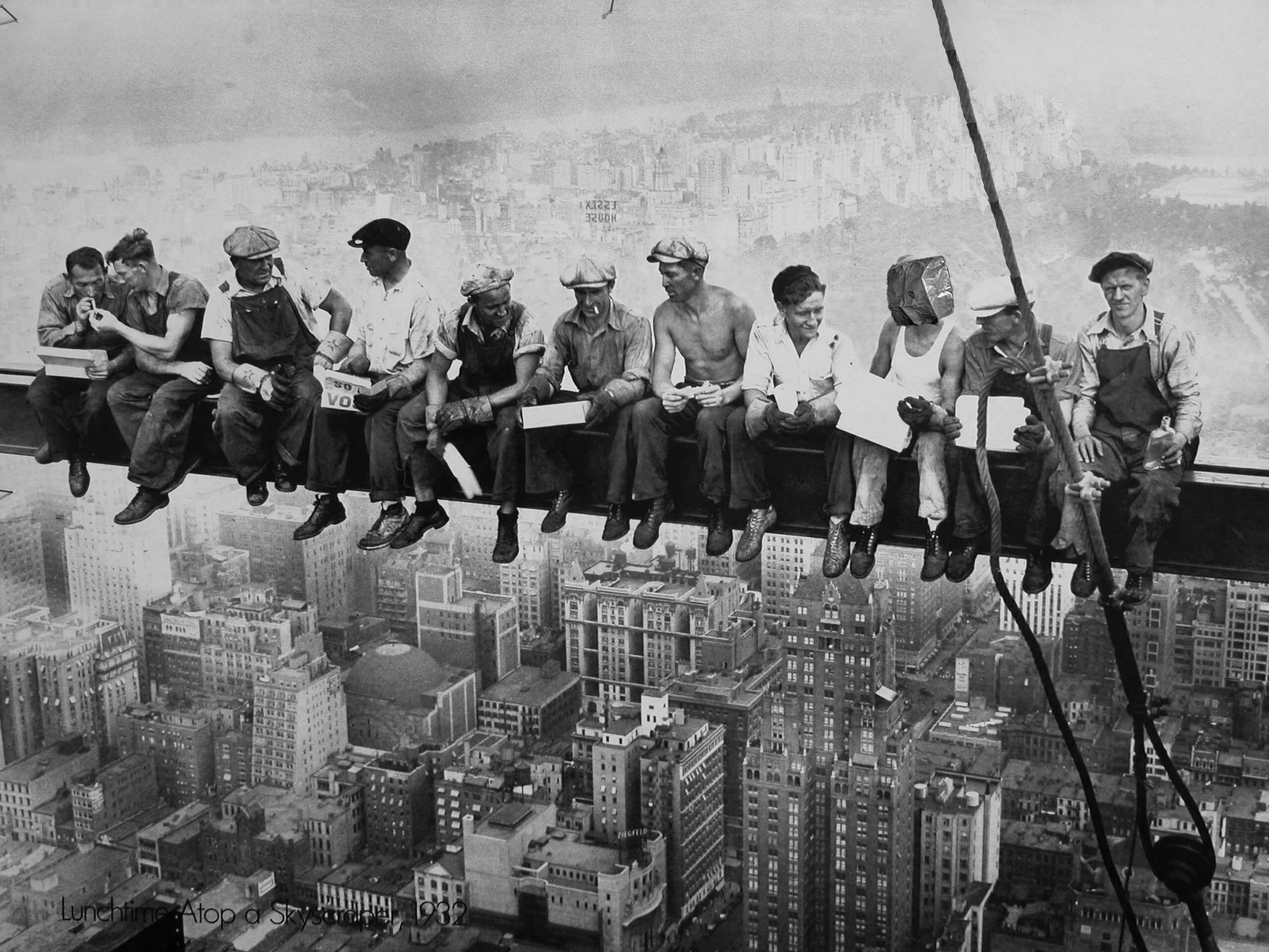 Рабочие кидают. Строители Эмпайр Стейт Билдинг. Обед на небоскрёбе 1932 Киану Ривз.