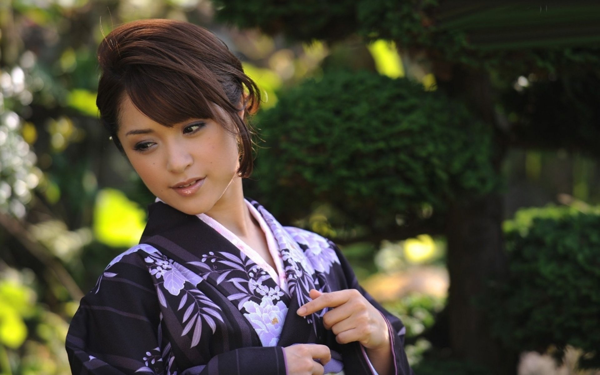 HD desktop wallpaper featuring an Asian woman in a traditional outfit, set against a serene, green garden background.