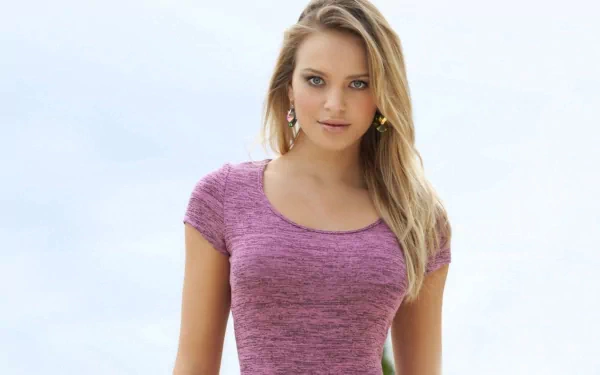 A high-definition desktop wallpaper and background featuring a woman, Elisandra Tomacheski, with blonde hair wearing a pink top.