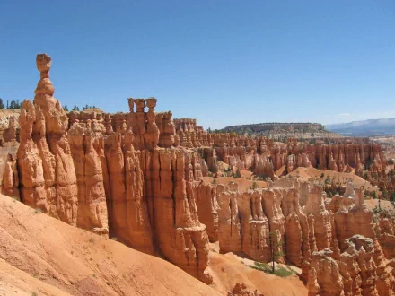 HD desktop wallpaper showcasing the striking red rock formations and hoodoos of Bryce Canyon National Park under a clear blue sky.