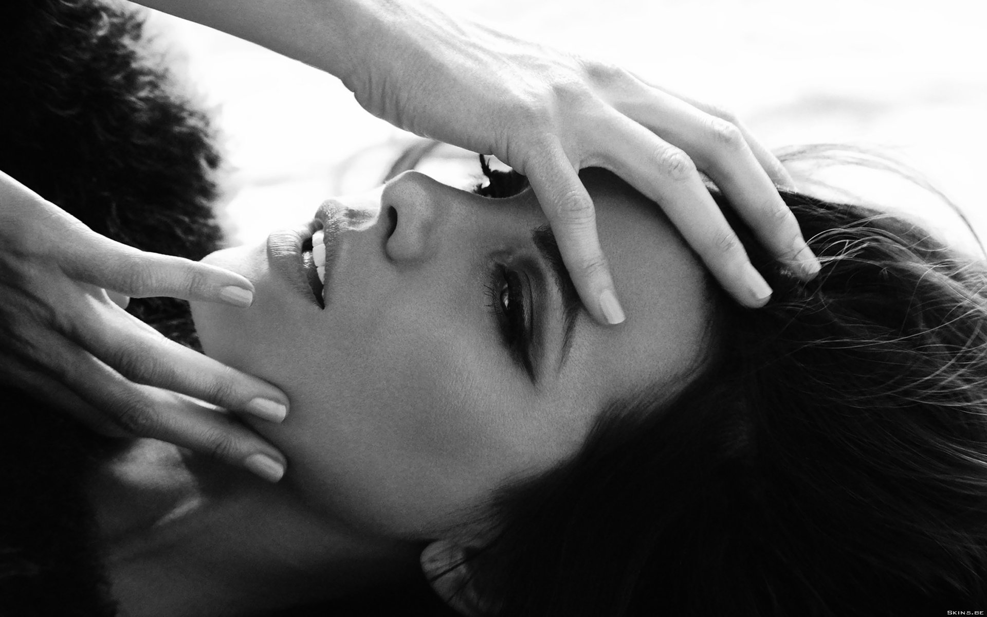 A striking black-and-white image of Kate Beckinsale, showcasing her expressive features and artistic pose, serving as a high-definition desktop wallpaper and background.