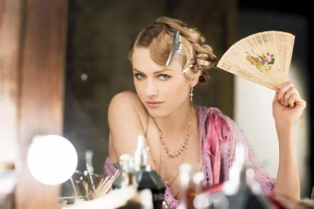 HD PC desktop wallpaper featuring celebrity Naomi Watts styled with vintage hair accessories and holding a decorative fan.