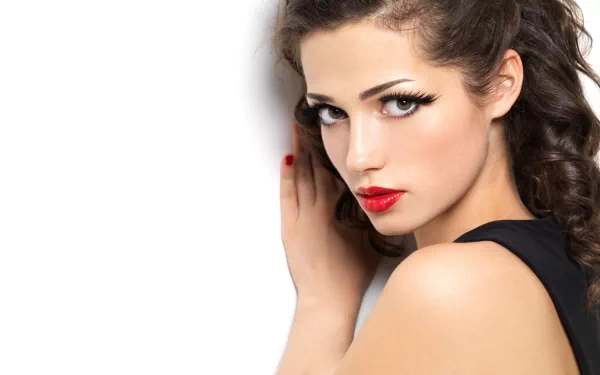 A beautiful woman with striking makeup poses elegantly, showcasing her captivating features. This image is an 8K Ultra HD PC desktop wallpaper.