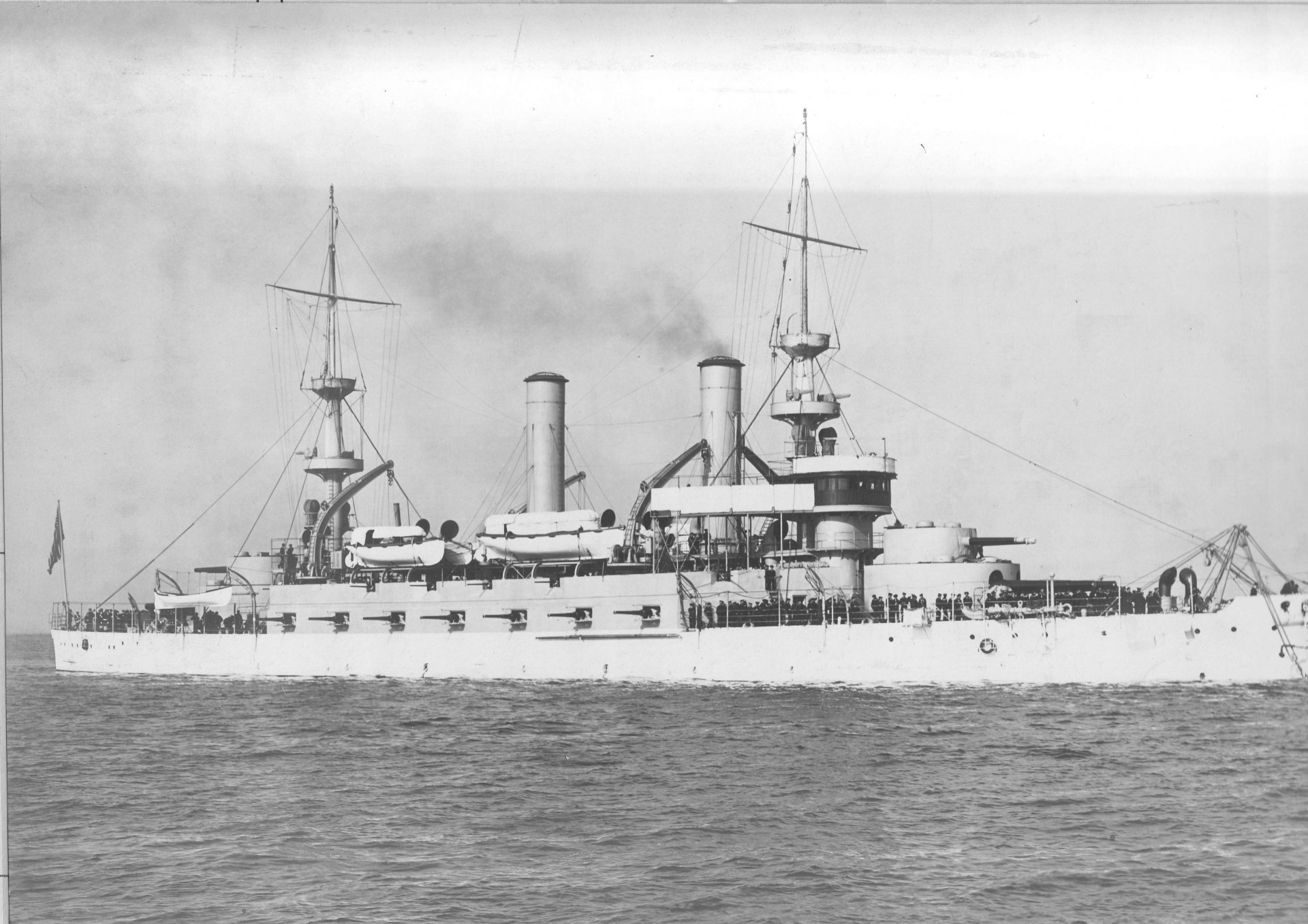 4K Ultra HD wallpaper: black-and-white image of USS Kentucky (BB-6), a United States Navy battleship steaming with masts, smokestacks and visible gun turrets.