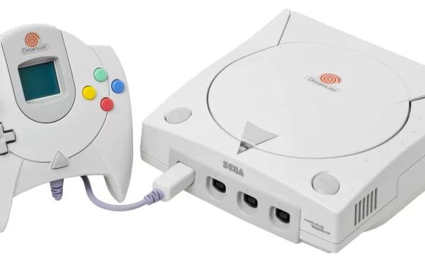 Sega Dreamcast console and controller on white background — 4K Ultra HD PC desktop wallpaper showcasing classic Dreamcast video game hardware.