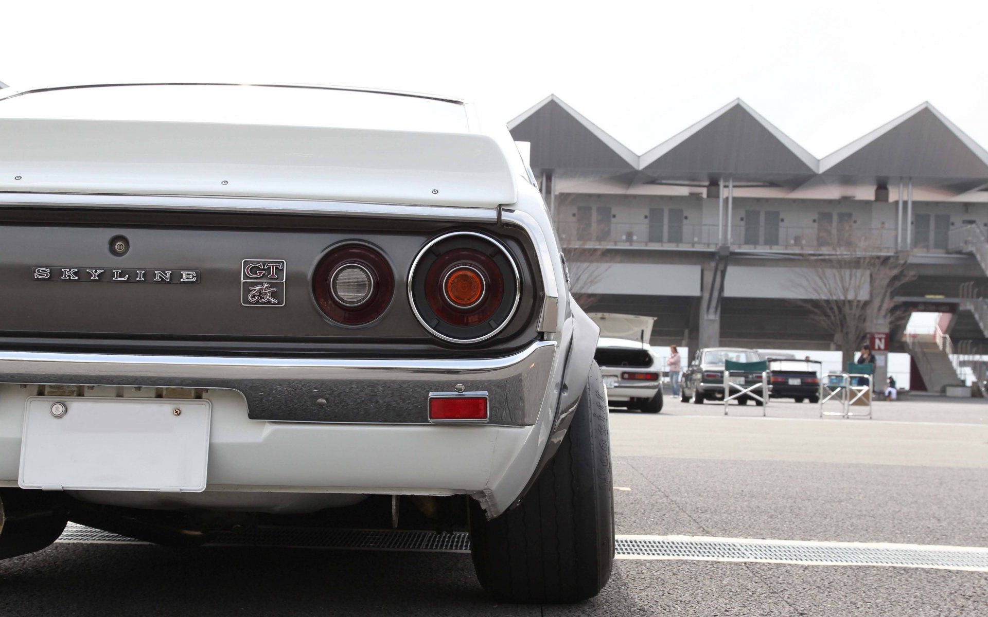 Rear view of a classic white Nissan Skyline vehicle in a parking lot, presented as a 4K Ultra HD PC desktop wallpaper and background.