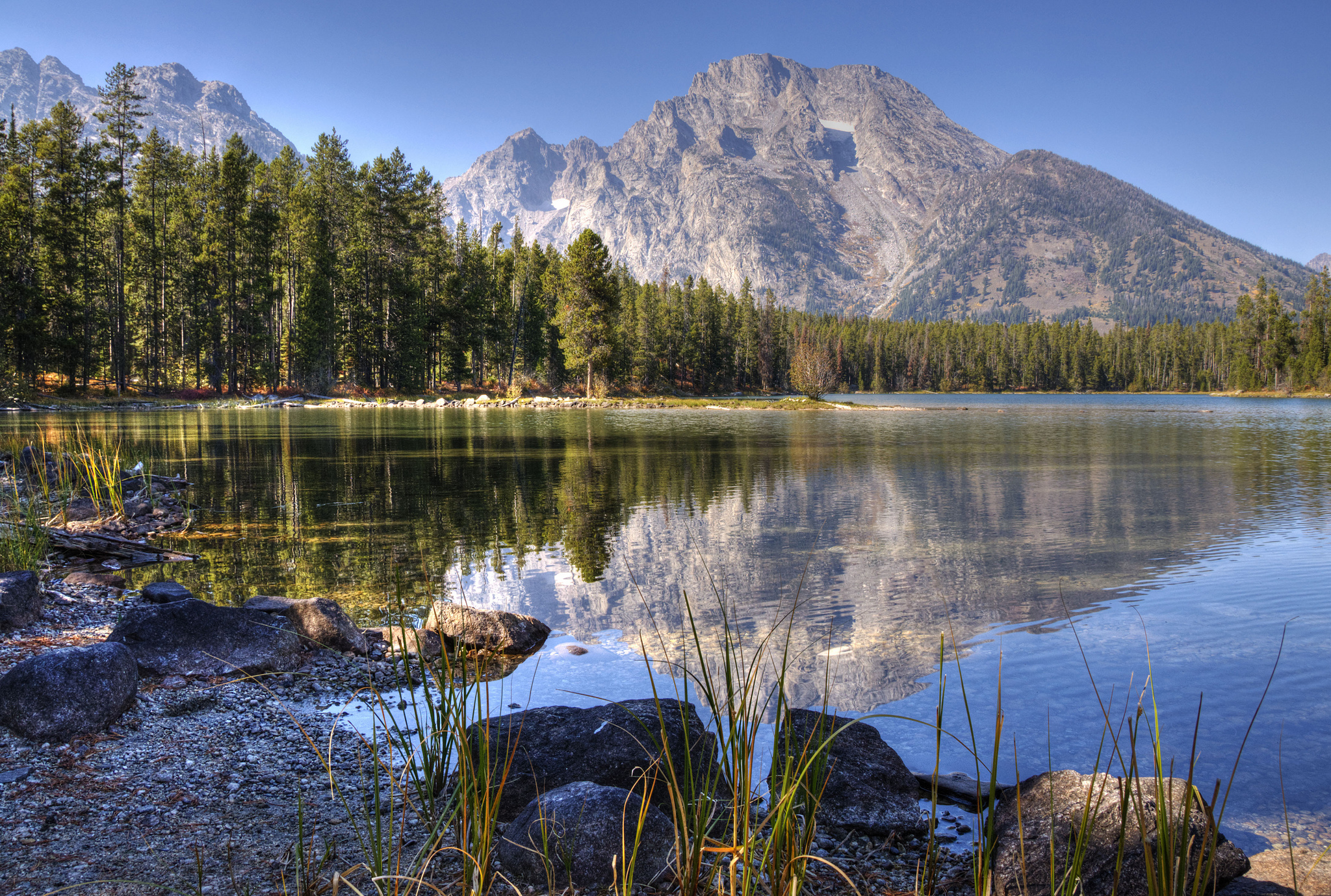 Mountain water. Природа. Горное озеро в лесу. Горы и вода. Горное озеро весной.