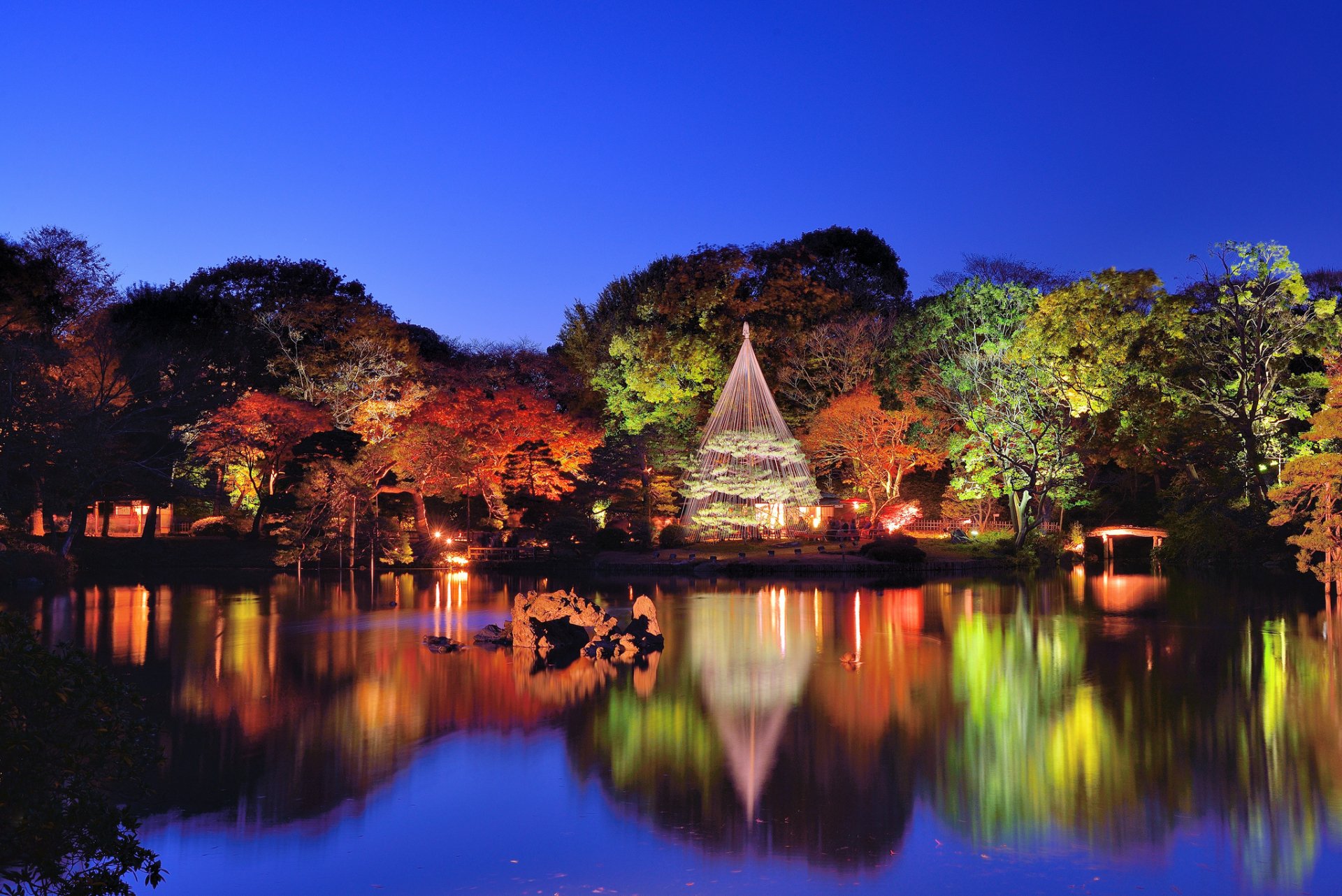 HD photography of a tranquil lakeside scene at dusk, showcasing vibrant autumn trees and their colorful reflections, used as a PC desktop wallpaper and background.