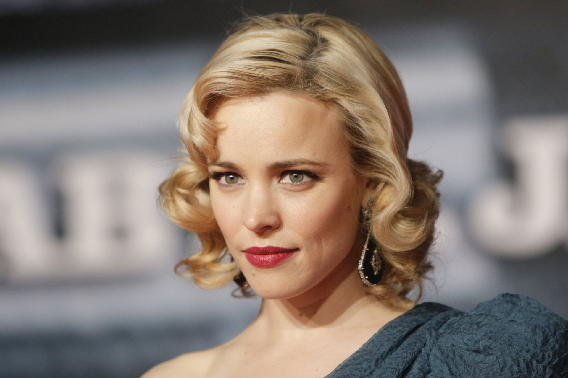 HD desktop wallpaper featuring celebrity Rachel McAdams, showcasing her elegant hairstyle and striking makeup in a glamorous setting.
