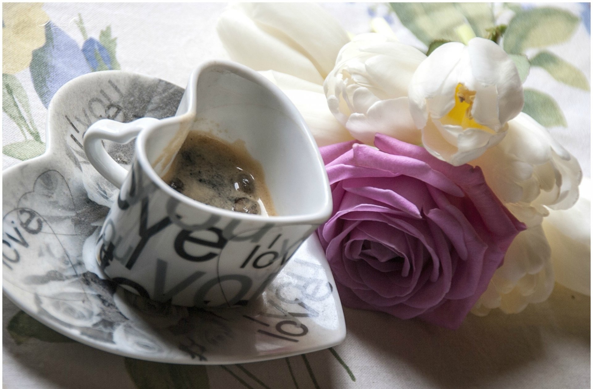HD PC desktop wallpaper featuring a still life of a heart-shaped cup with coffee and a purple rose surrounded by white flowers on a soft floral background.