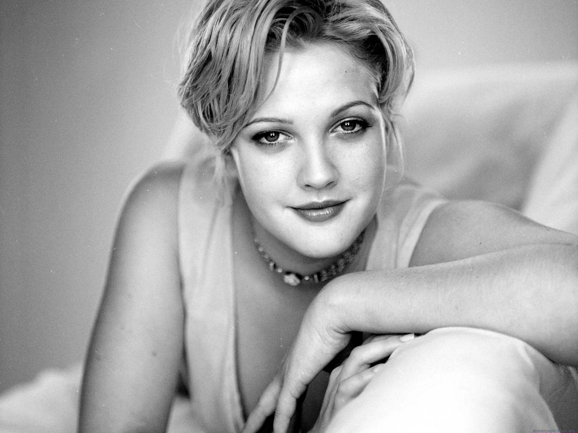 Black and white HD desktop wallpaper featuring a close-up portrait of celebrity Drew Barrymore with a soft, relaxed expression.