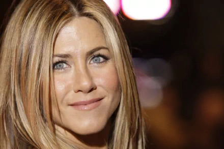 Close-up 4K Ultra HD PC desktop wallpaper of celebrity Jennifer Aniston with a softly blurred background.