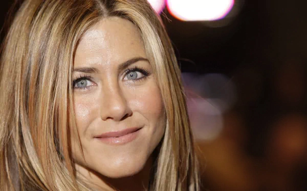 Close-up 4K Ultra HD PC desktop wallpaper of celebrity Jennifer Aniston with a softly blurred background.