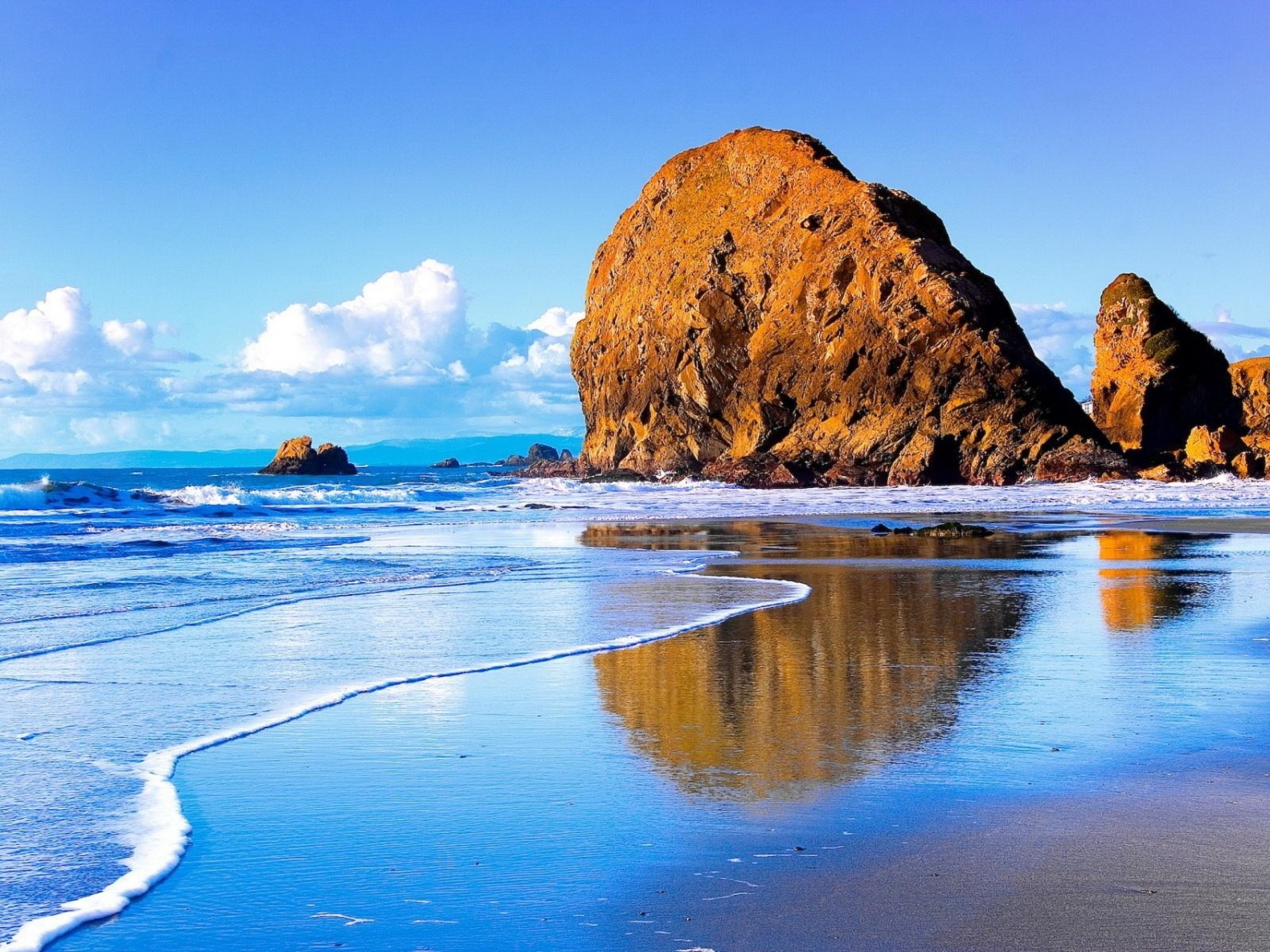 Stunning HD Beachscape: Nature's Coastal Majesty, image size:2560x1920