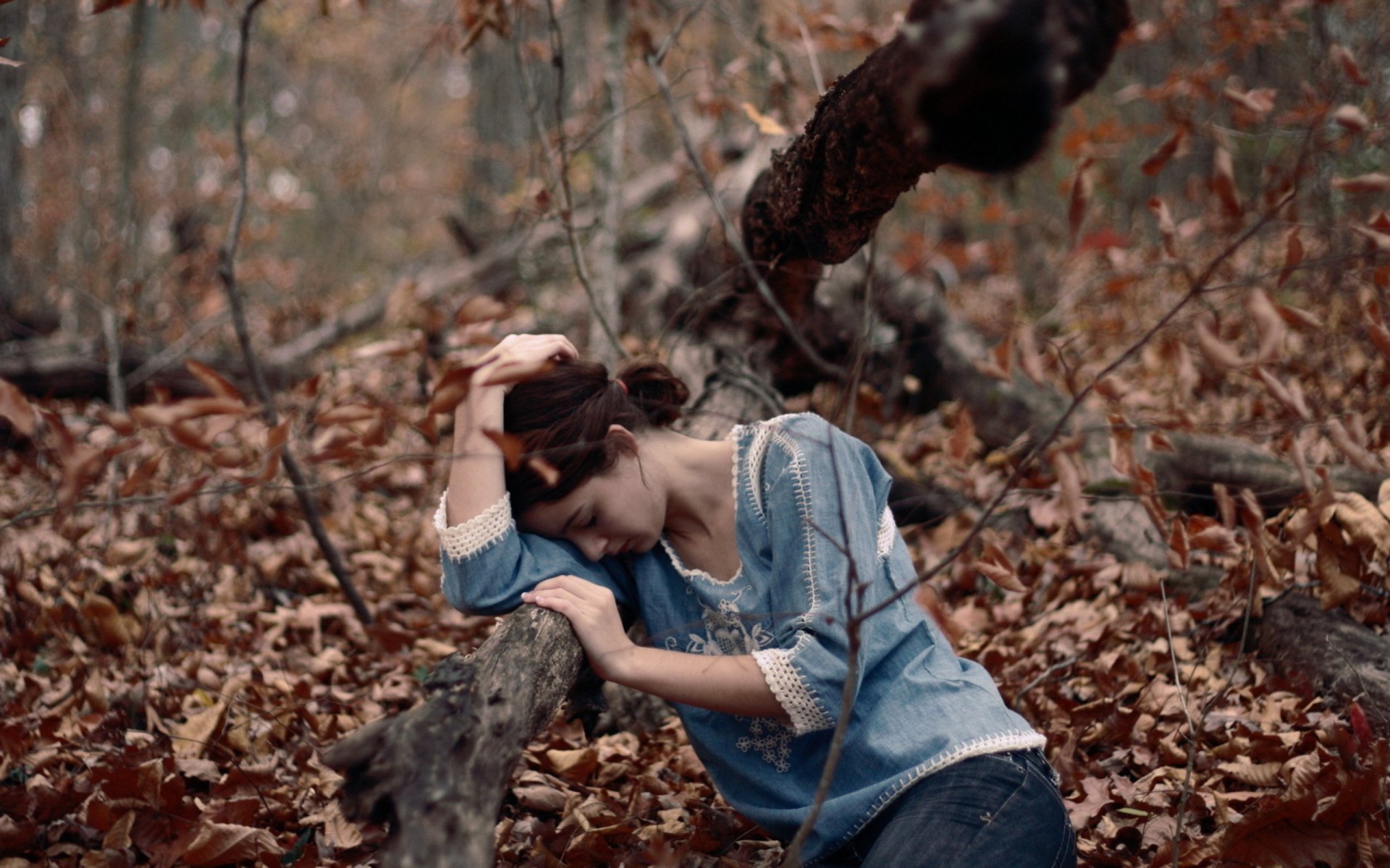 Грустная девушка в лесу