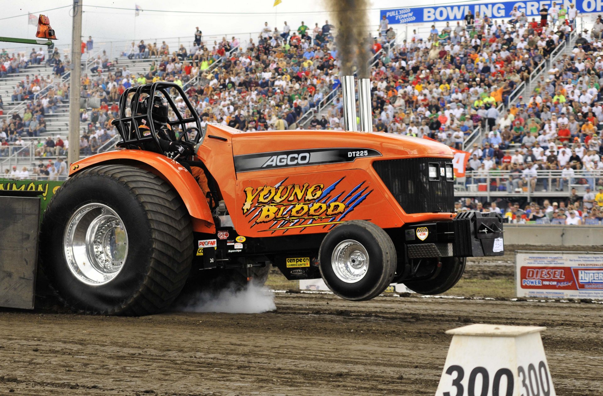 Download Tractor Vehicle Pulling Tractor HD Wallpaper