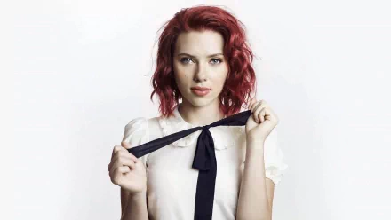 HD desktop wallpaper features an American actress with red hair and blue eyes, holding a black ribbon against a white background.