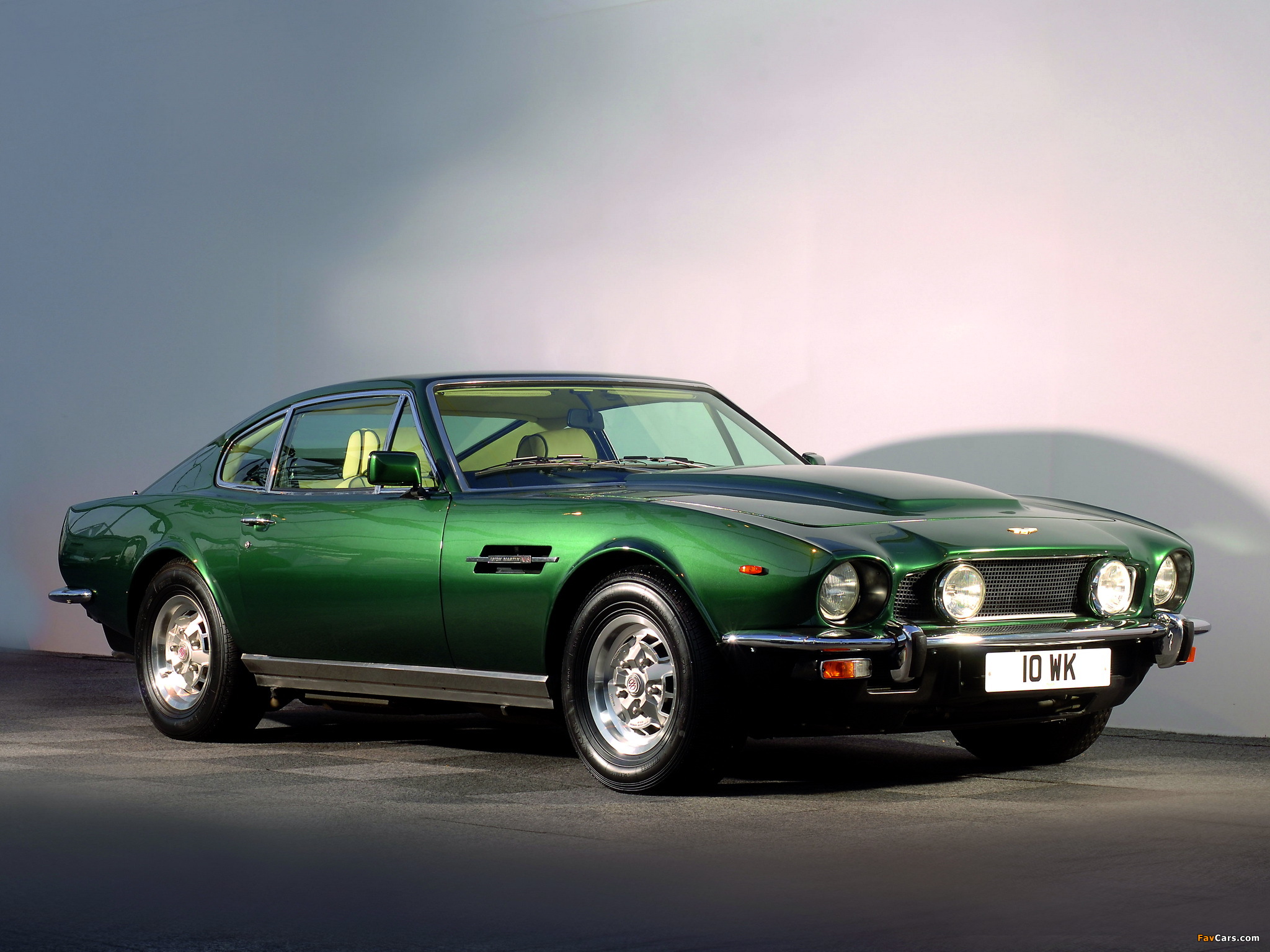 Download Vehicle Aston Martin V8 Vantage HD Wallpaper