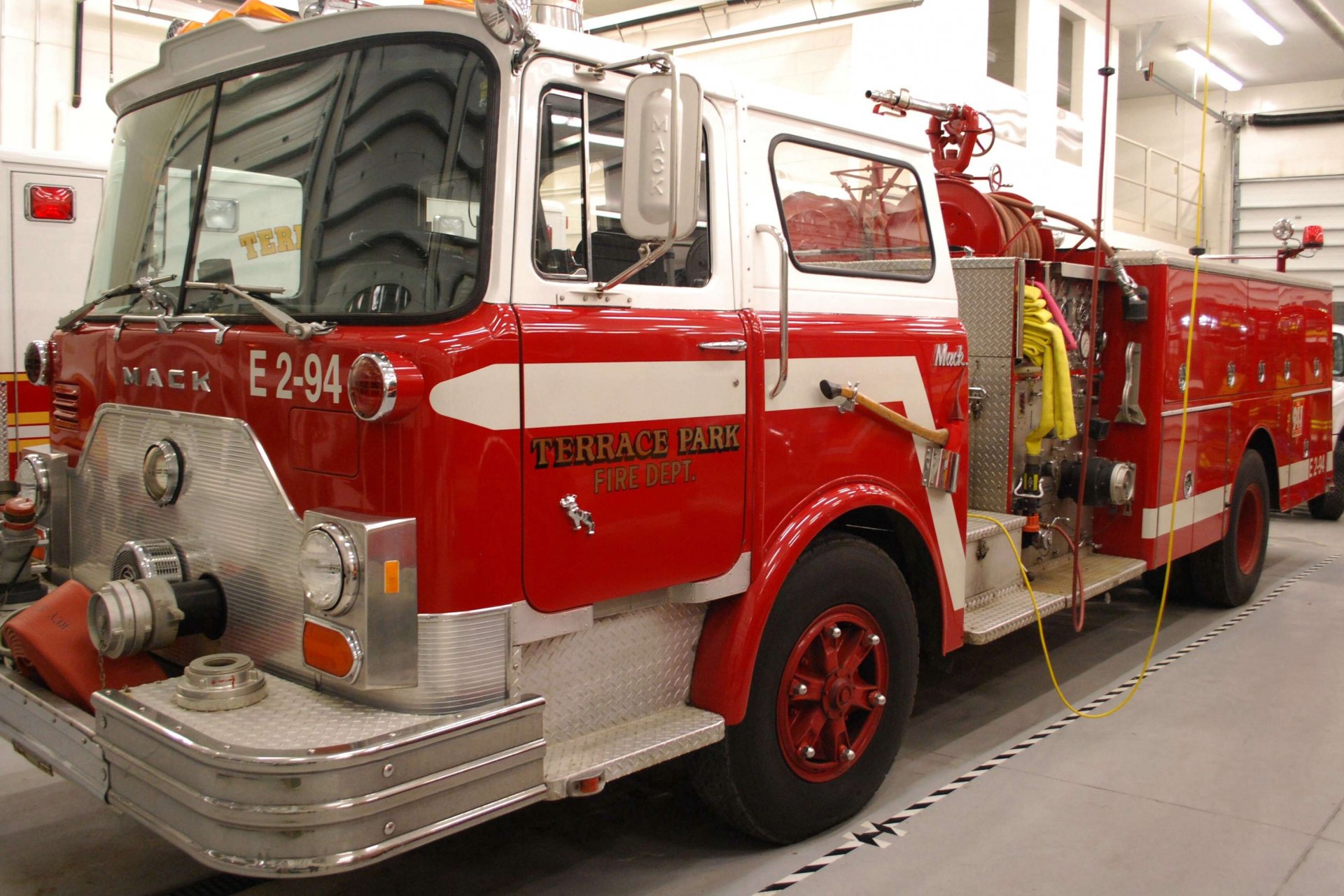 Download Vehicle Mack Trucks HD Wallpaper