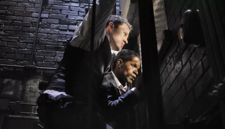 HD desktop wallpaper from White House Down featuring actors Channing Tatum and Jamie Foxx in an intense scene.