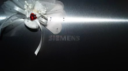 4K Ultra HD desktop wallpaper featuring a metal heart with a red gem and white floral decoration, set against a sleek background with the Siemens logo.