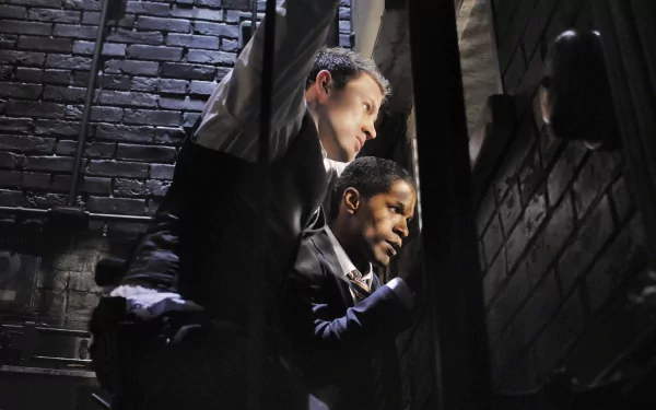 HD desktop wallpaper from White House Down featuring actors Channing Tatum and Jamie Foxx in an intense scene.