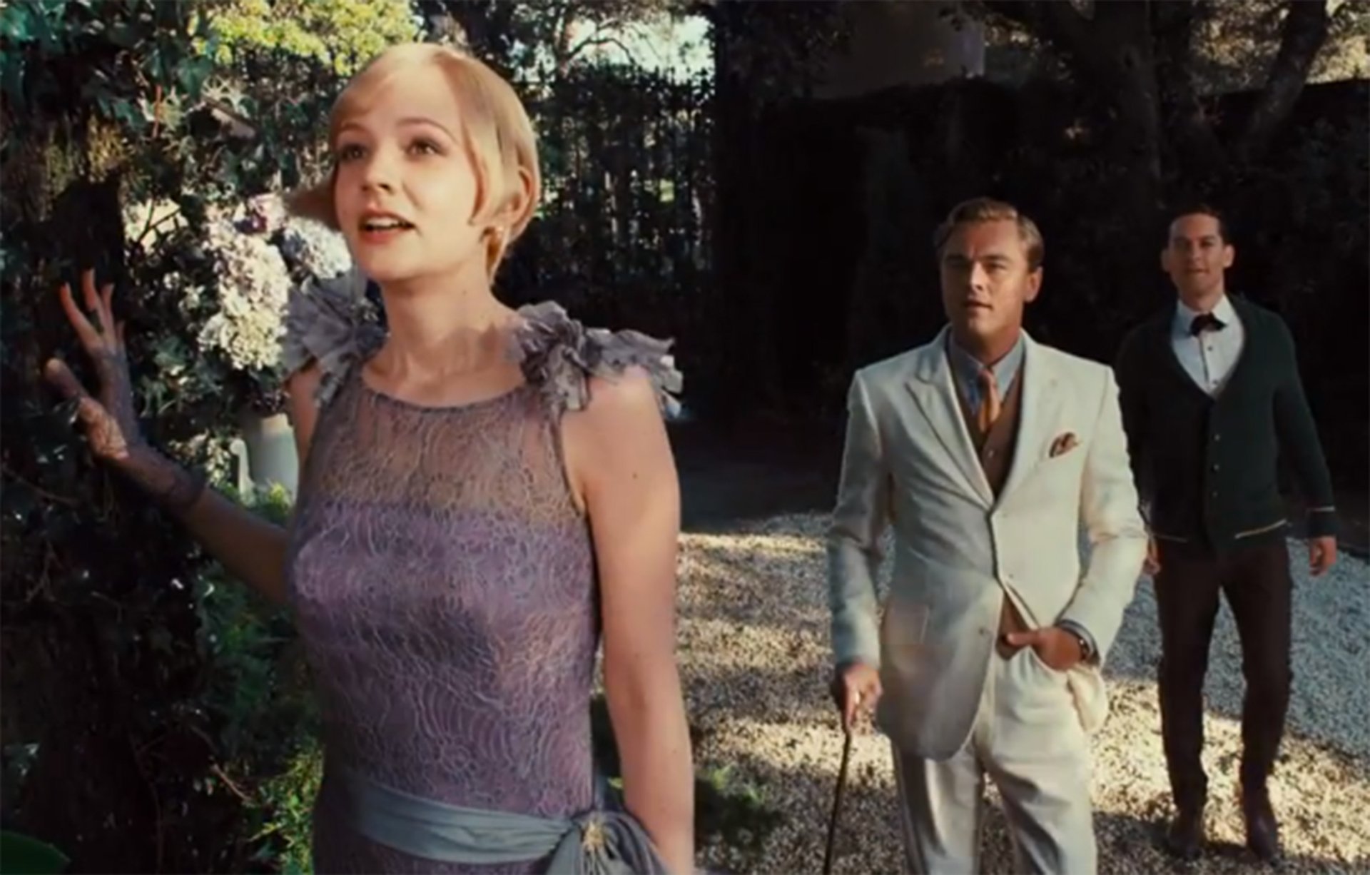 HD wallpaper from The Great Gatsby featuring Carey Mulligan, Leonardo DiCaprio, and Tobey Maguire in a garden scene.
