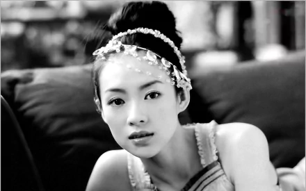 Black and white HD desktop wallpaper featuring celebrity Zhang Ziyi with an elegant headpiece and soft expression against a blurred background.