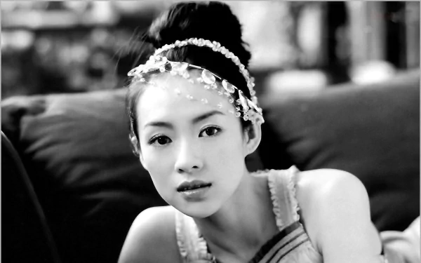 Black and white HD desktop wallpaper featuring celebrity Zhang Ziyi with an elegant headpiece and soft expression against a blurred background.