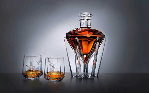 A stunning HD desktop wallpaper featuring a crystal decanter filled with rich amber liquor, accompanied by two elegant glasses, showcasing an atmosphere of sophistication and indulgence.