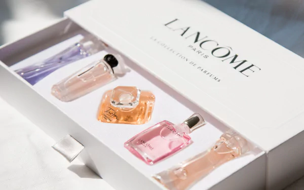 A beautifully arranged set of Lancôme perfume bottles in a white box, showcased in vibrant colors. This HD photography serves as an elegant desktop wallpaper and background.