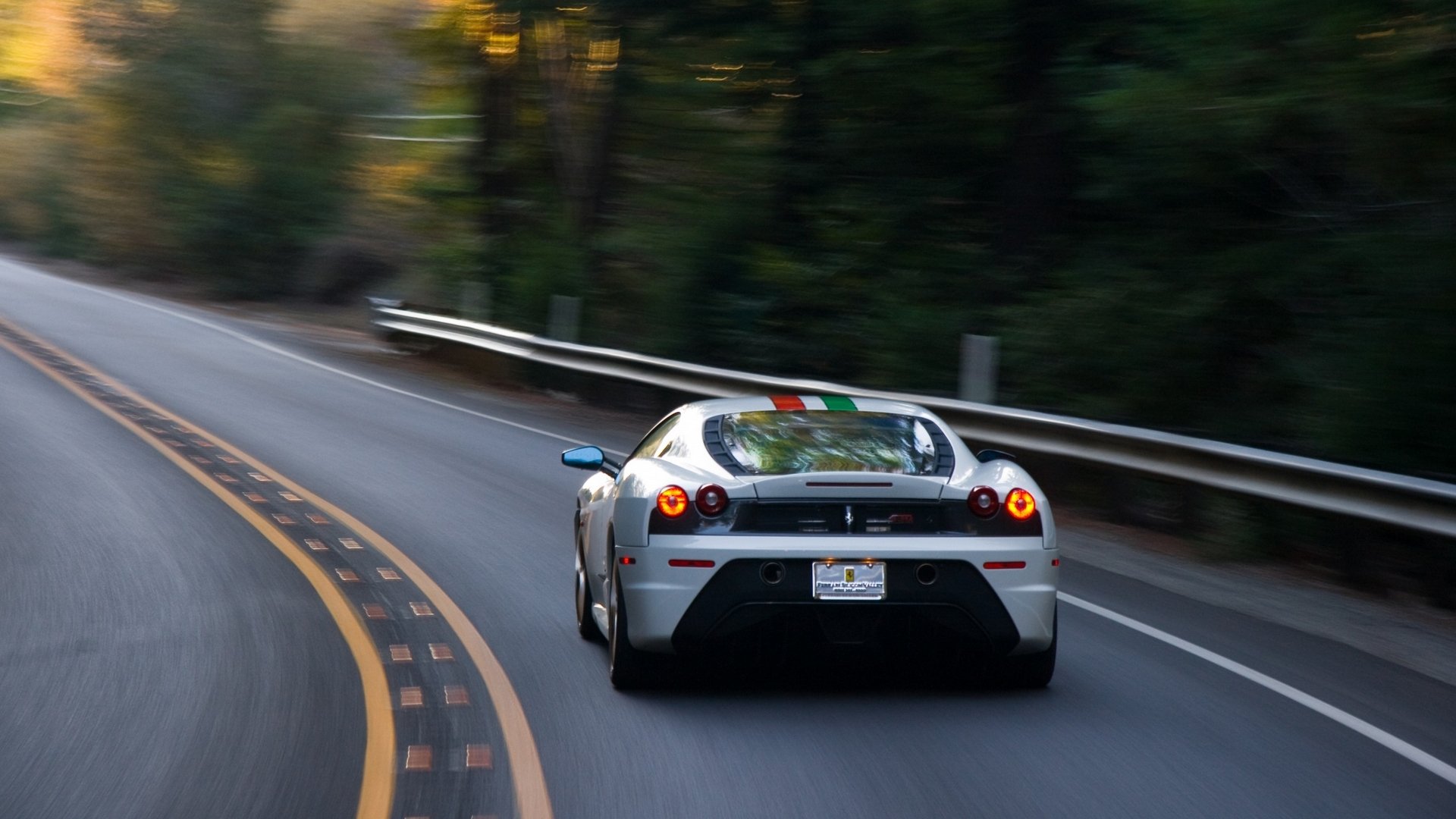 Машина красиво едет. Ferrari Scuderia Road. Машина на дороге. Автомобиль едет. Спортивная машина едет.