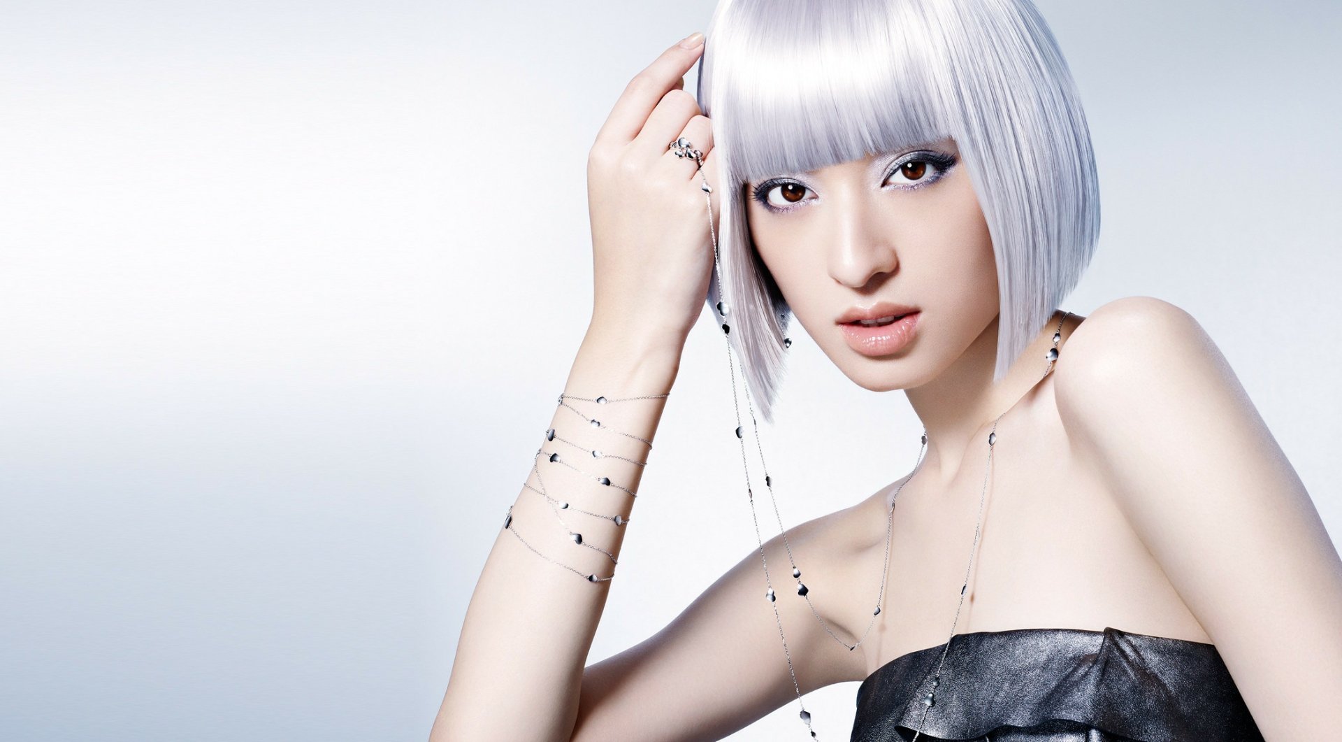 HD PC desktop wallpaper featuring a woman with silver bob hair and striking makeup, identified as Chiaki Kuriyama, against a minimalist light background.