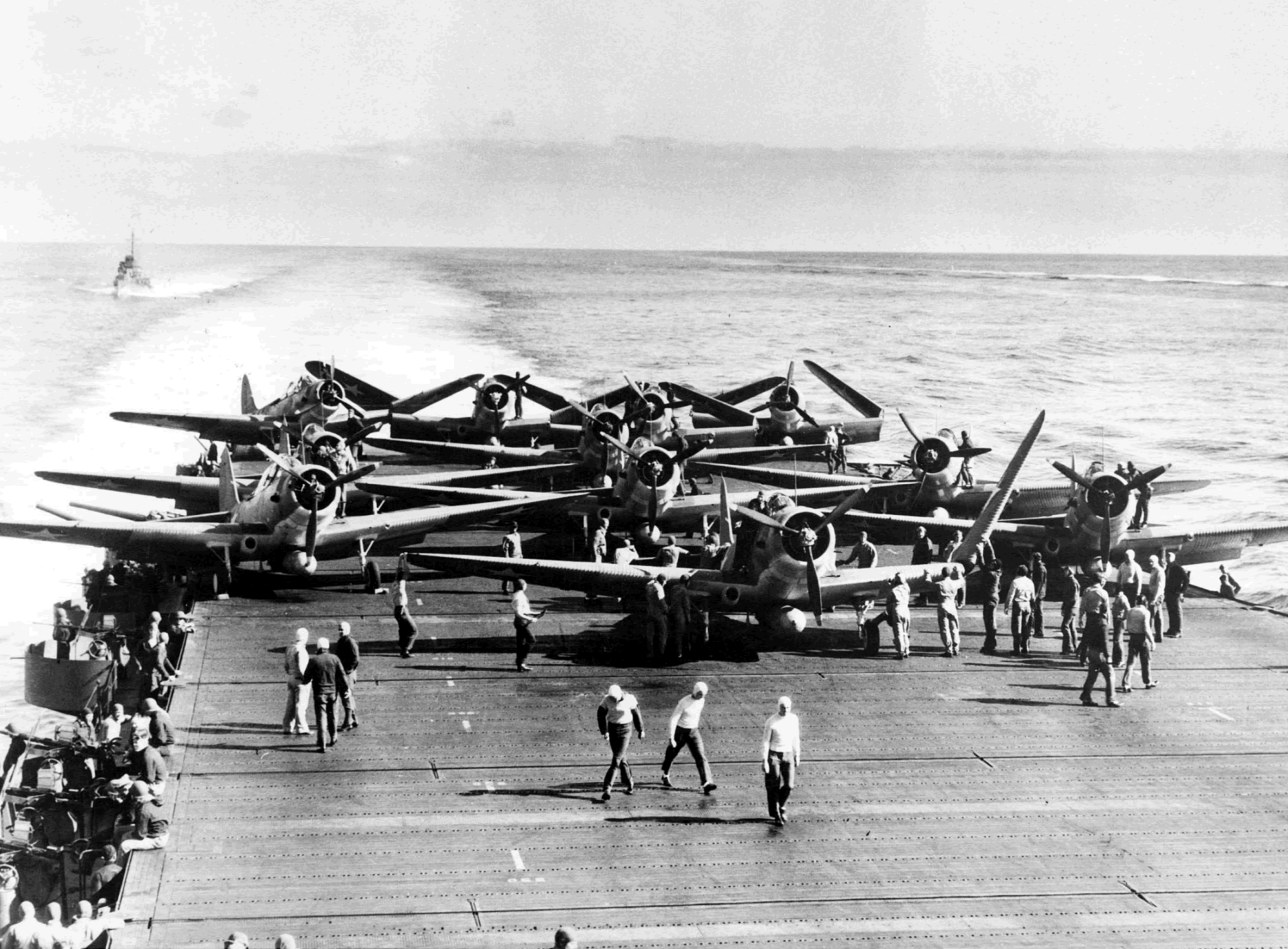 Black-and-white World War II military scene: carrier flight deck crowded with parked torpedo bombers and crew — HD PC desktop wallpaper background